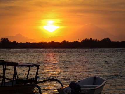 Sonnenuntergang mit Blick auf Gili T und den Gunung Batur