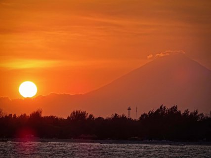 Sonnenuntergang mit Blick auf Gili T und den Gunung Batur