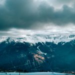 Serfaus Skifahren mit wenig Schnee im Tal