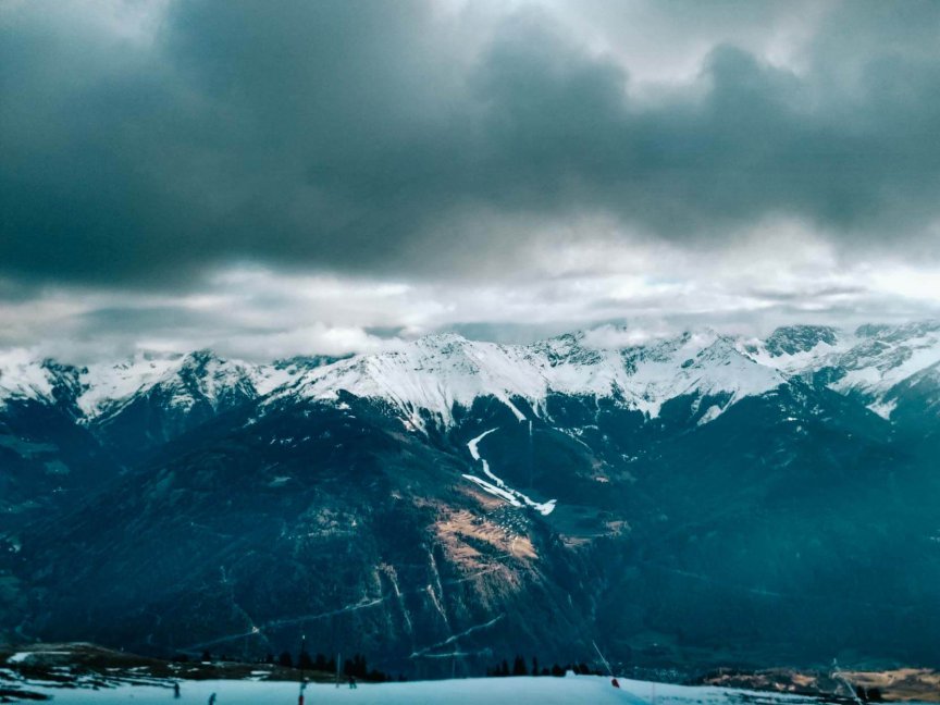 Serfaus Skifahren mit wenig Schnee im Tal