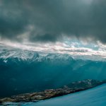 Serfaus Skifahren mit wenig Schnee im Tal