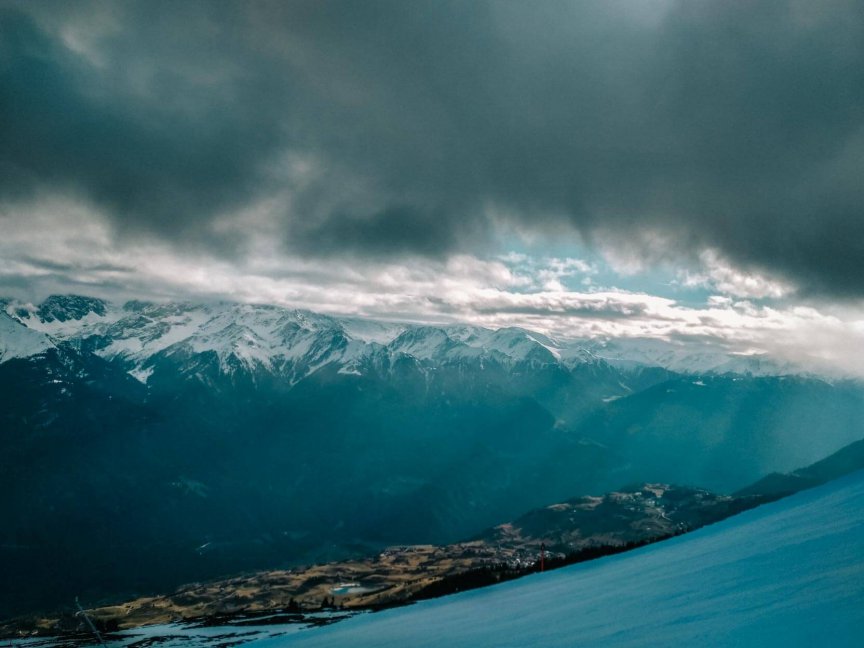 Serfaus Skifahren mit wenig Schnee im Tal