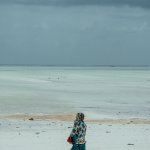 Tuchverkäuferin am Strand von Paje