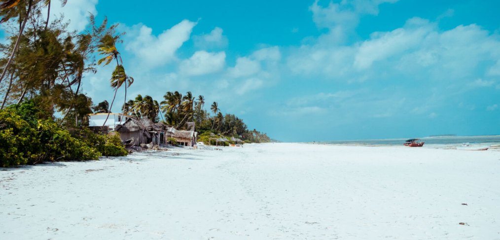 Menschenleerer Traumstrand Sansibar