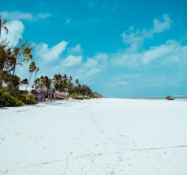 Menschenleerer Traumstrand Sansibar