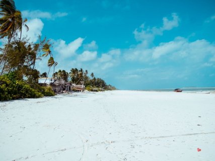 Menschenleerer Traumstrand Sansibar