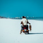 Rollerfahrer am Strand von Matemwe