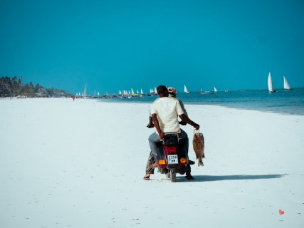 Rollerfahrer am Strand von Matemwe