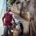 Straßenhändler mit Fisch in Stone Town, Sansibar