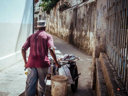 Straßenhändler mit Fisch in Stone Town, Sansibar