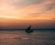 Sonnenuntergang mit Dhow in Sansibar