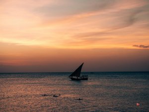 Sonnenuntergang mit Dhow in Sansibar