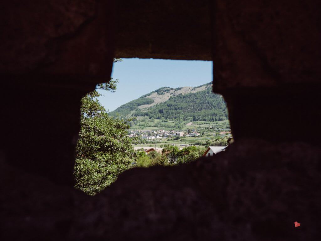 Blick durch die Stadtmauer von Glurns