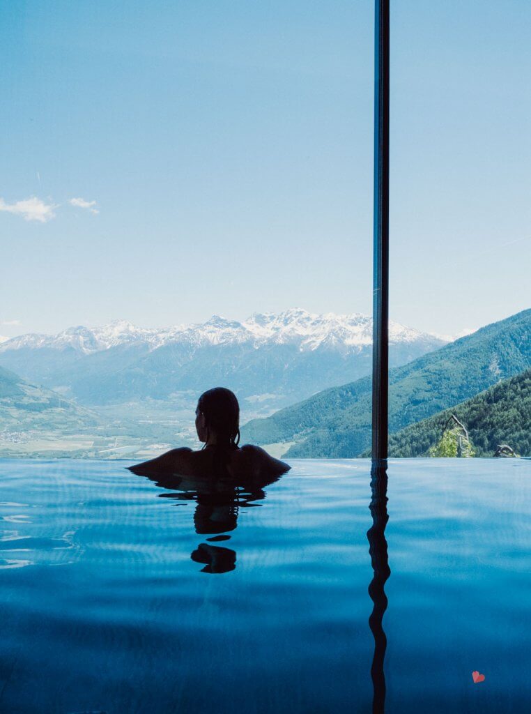 Pool mit Ausblick auf den Vinschgau im Hotel Das Gerstl