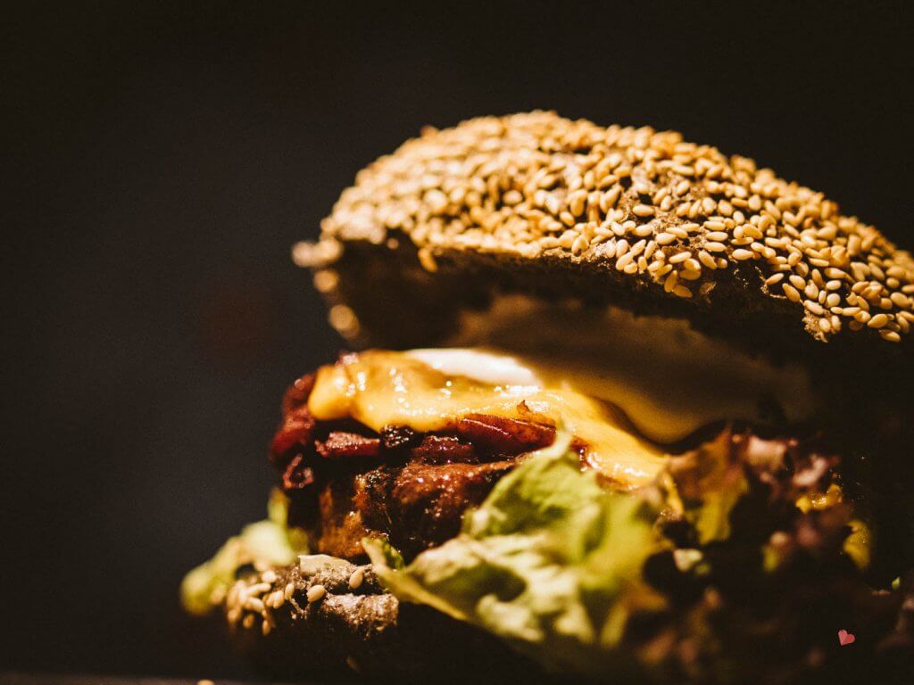 Leckerer Burger mit schwarzem Brot im mama thresl