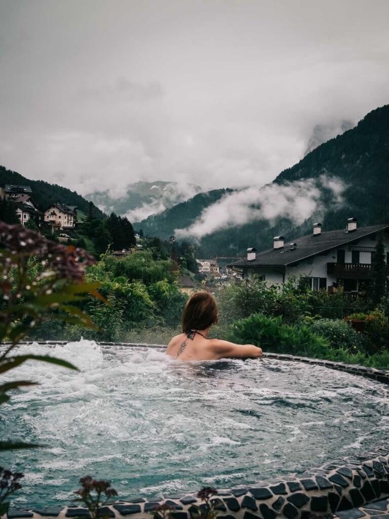 Außenpool im Adler Dolomiti St. Ulrich - Wellnessurlaub in den Dolomiten