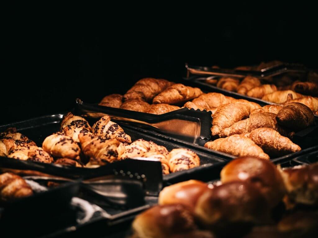 Frühstück im Adler Dolomiti St. Ulrich - Urlaub in den Dolomiten